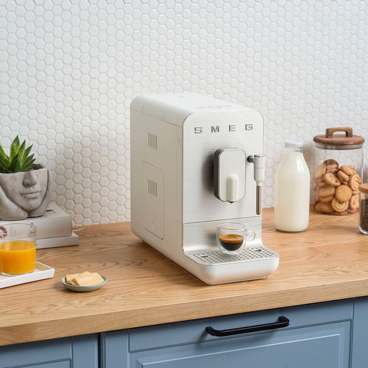 Smeg - Bean to Cup Coffee Machine with Steam Wand - White Matt