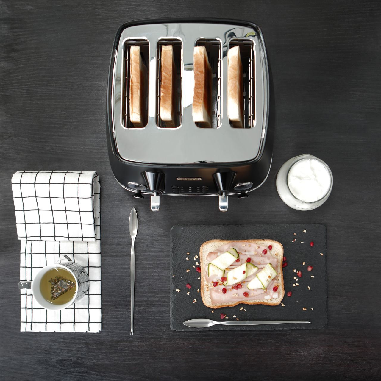 Delonghi - Distinta Moments 4 Slice Toaster Sunset Black