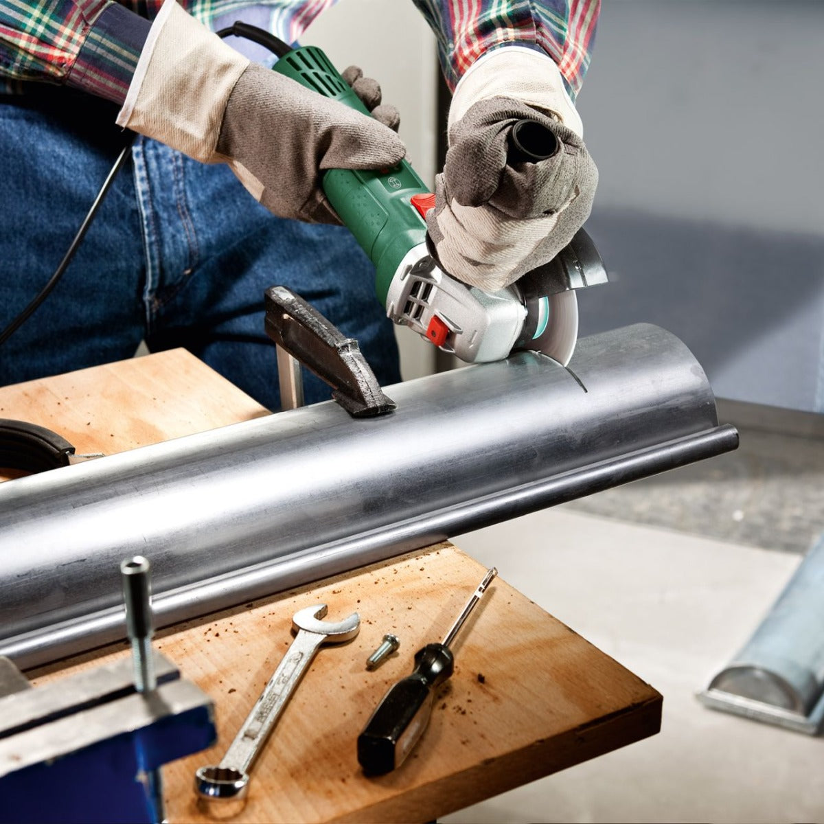 Bosch - 620W Corded Electric Angle Grinder 100mm - Wholesales Supply