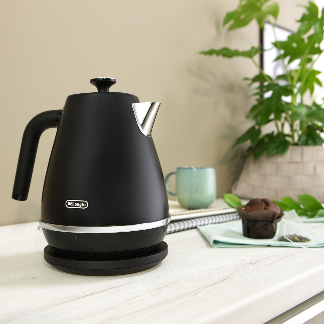 Delonghi - Distinta Moments 1.7L Kettle - Sunset Black - Wholesales Supply