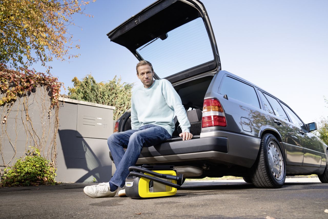 Karcher - SE3-18 Compact Ultra Clean Cordless Spot Cleaner 18V 2.5 AH with Charger