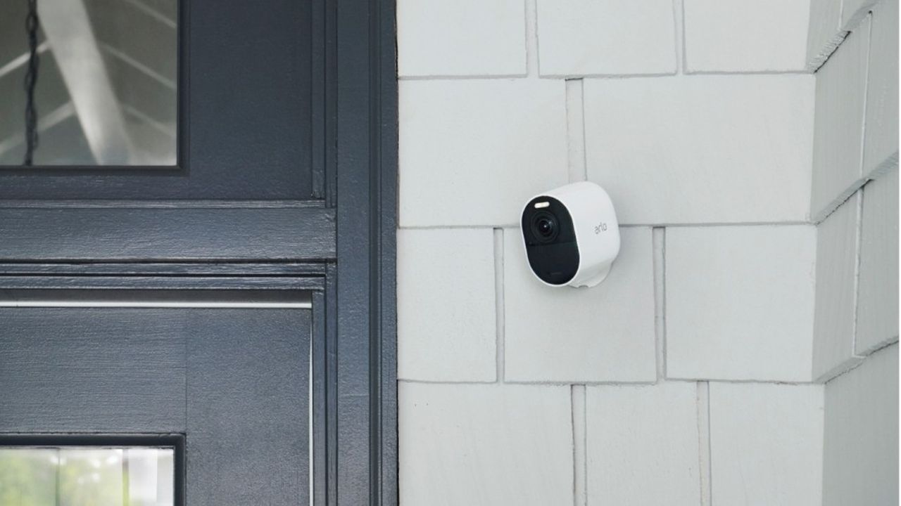 Arlo Ultra 2 Spotlight Camera - 4K UHD & HDR - 3 camera system