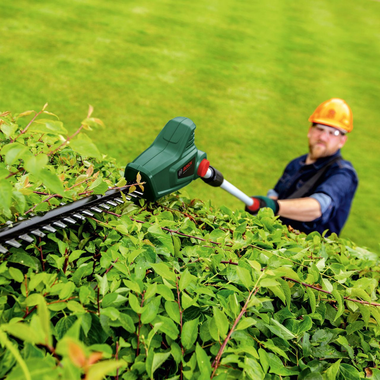 Bosch - Cordless Telescopic Hedgecutter + Battery/Fast Charger