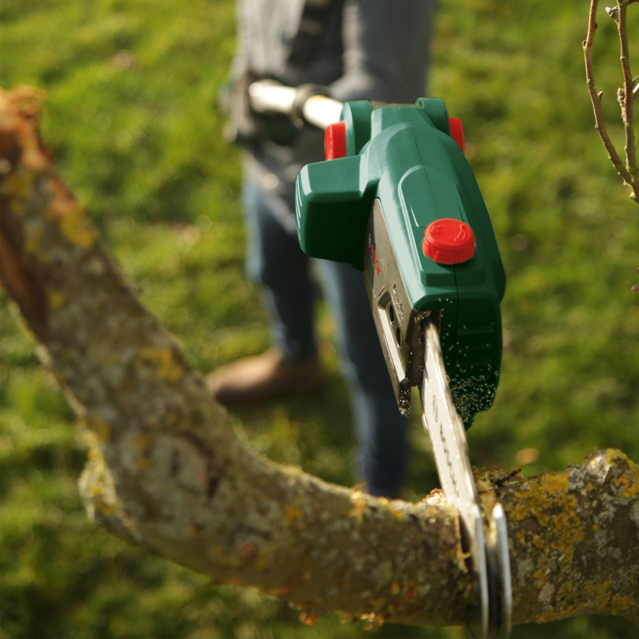 Bosch - Cordless Telescopic Chainsaw + Battery/Fast Charger