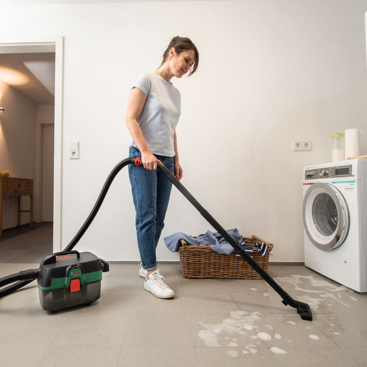 Bosch - Cordless 18V Wet Dry Vacuum + Inflator/Blower Func w 2.5ah Battery & Charger