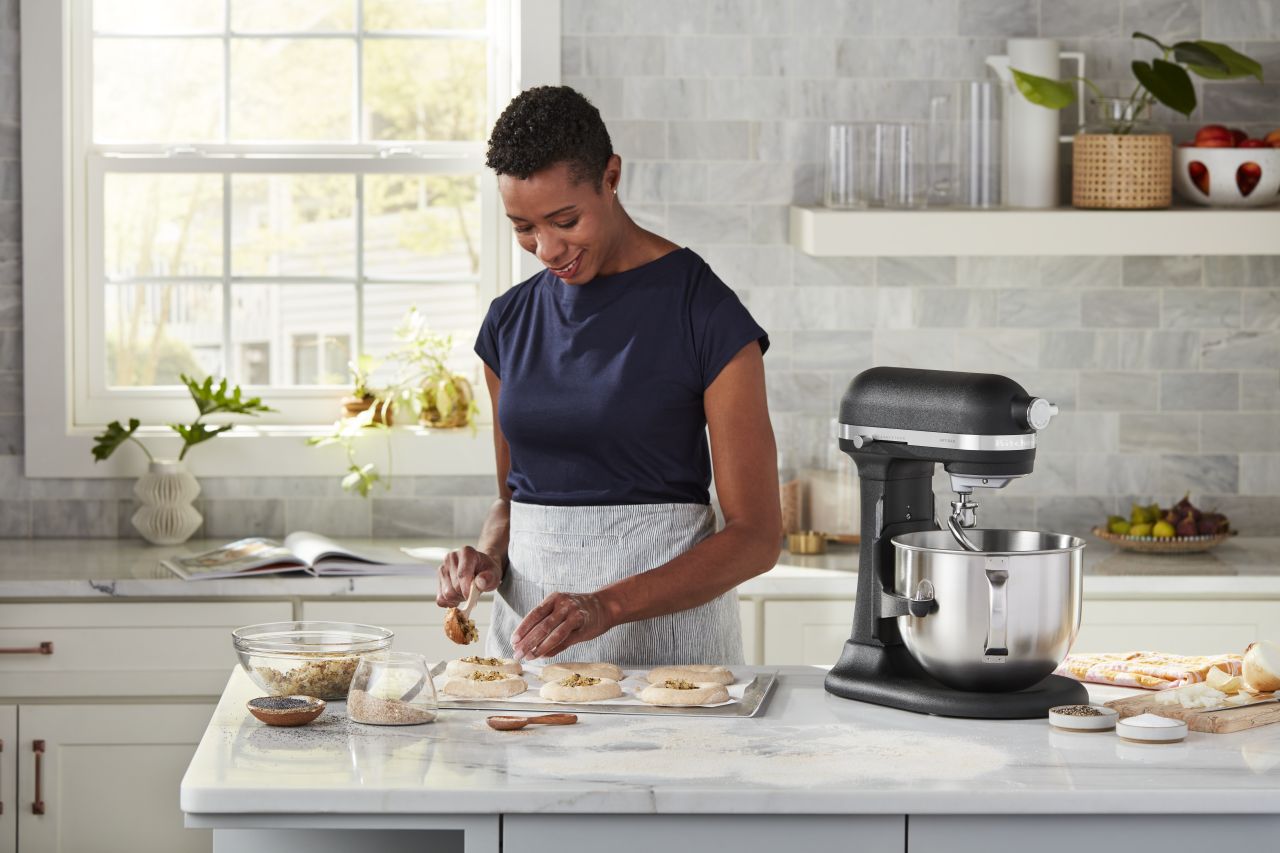 KitchenAid - 6.6L Artisan Bowl Lift Mixer - Cast Iron Black