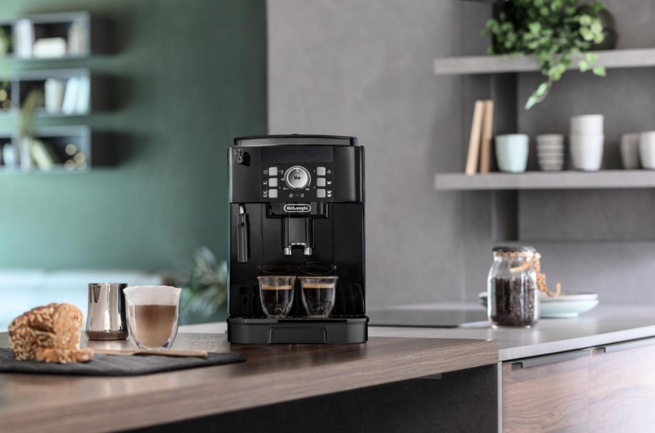Delonghi - Magnifica Fully Automatic Coffee Machine - Black