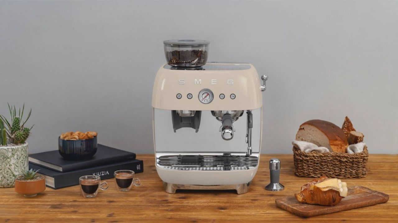 Smeg - Espresso Coffee Machine with Grinder - Cream