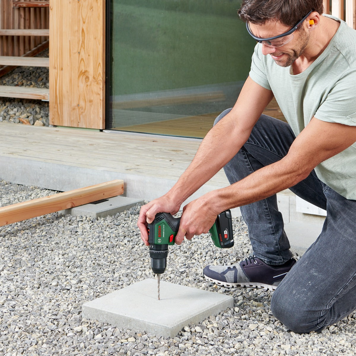 Bosch Cordless Impact Drill Universal Impact 18V with 2.5Ah Battery and Fast Charger - Wholesales Supply