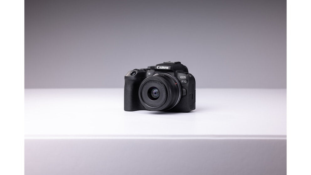 Canon EOS R10 Mirrorless Camera w/ 18-45mm Lens Kit